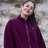 Fleecejacke VARM in Burgunder von Hej Nika aus 100% Baumwolle, gefertigt in Portugal. Hej Nika Stick auf der Brust. Durch Gummizug einstellbare Ärmel und Bund und Trutleneck Stehkragen als WIndschutz.