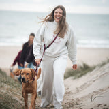 Frau mit Hund beim Gassi in grauem Jogger-Set von Hej Nika aus Baumwolle und Polyester. Hergestellt in Portugal.