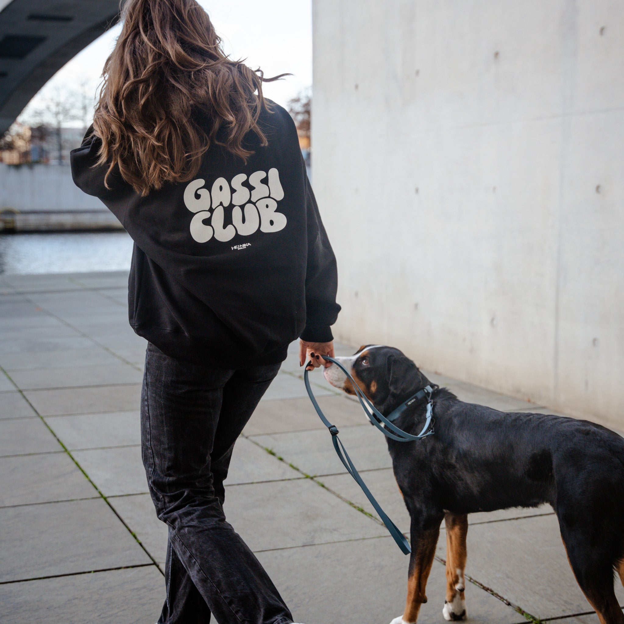 Hej Nika Pullover für Hundebesitzer in schwarz mit Hundebesitzer beim Spaziergang mit Hund – stylisch, cozy & nachhaltig – Hej Nika 