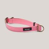 Seitenansicht des wasserfesten Schlupfhalsbands aus rosa BioThane: Zeigt die robuste Verarbeitung und die hochwertigen Messing-Ringe.