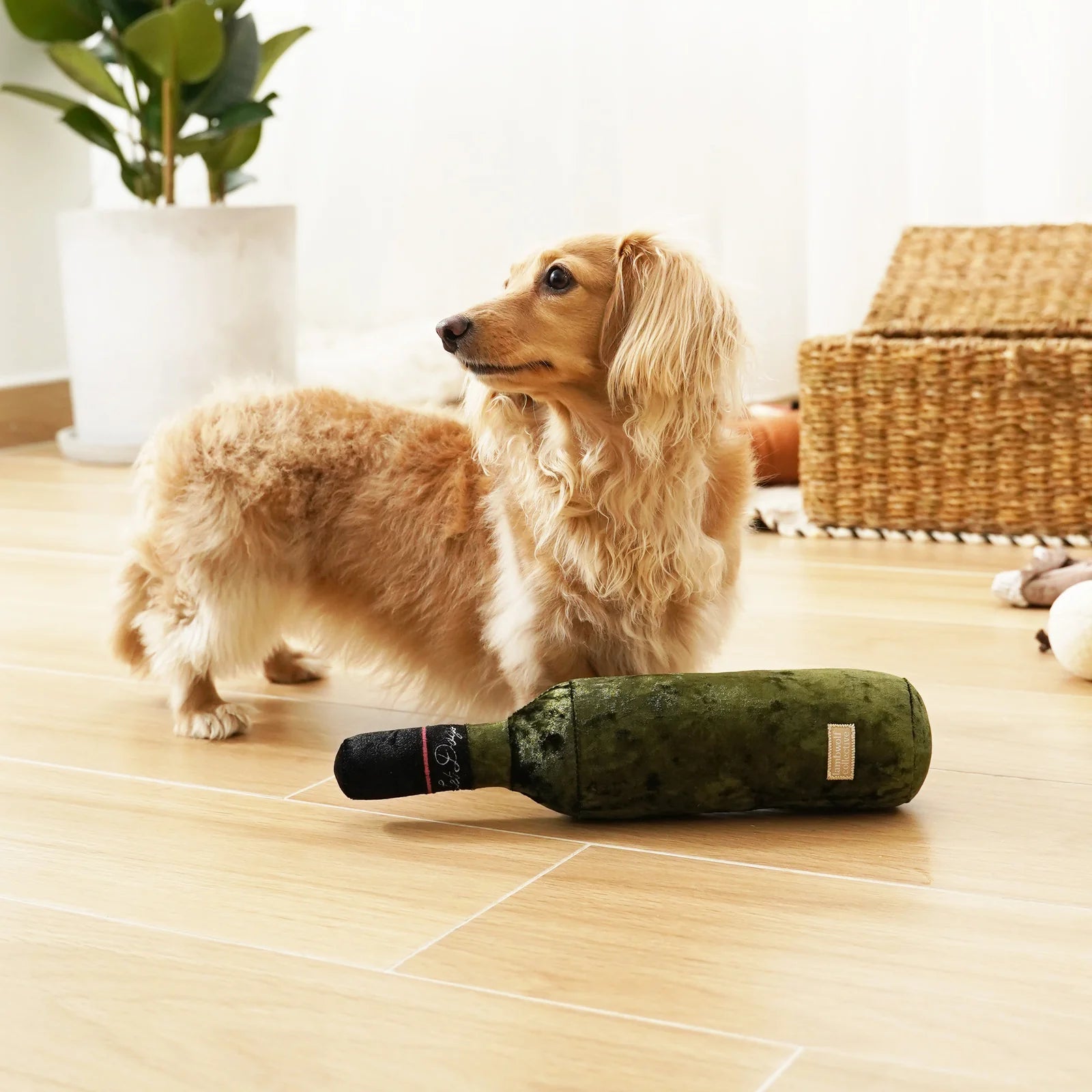 Hejnika Lambwolf Schnueffelspielzeug Merlot Weinflasche fuer Hunde