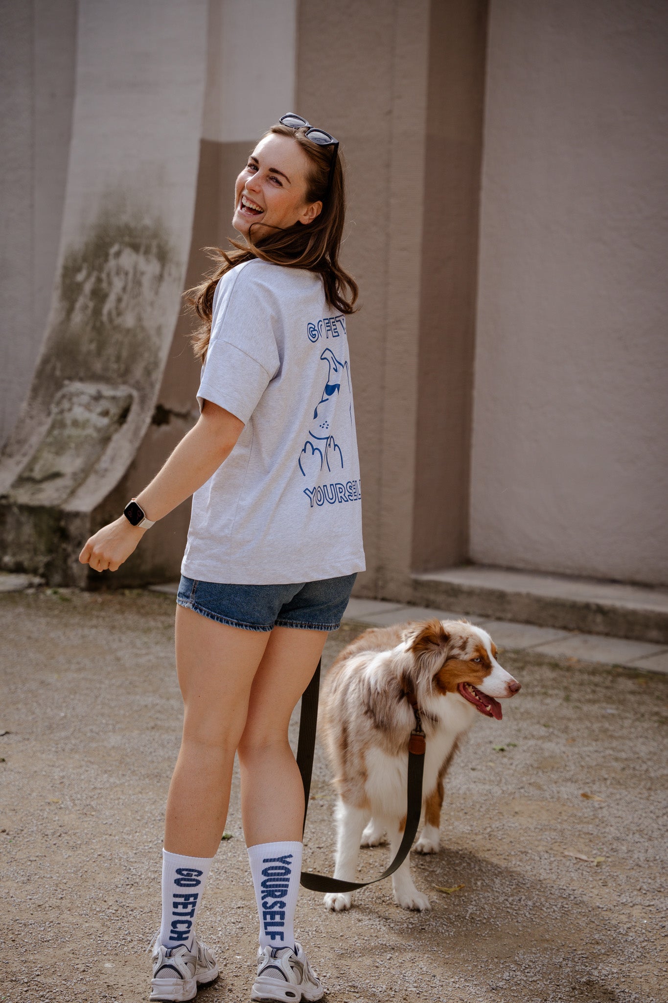 Hundebesitzer trägt Go Fetch Yourself T-Shirt bei Gassirunde – nachhaltige Mode – oversized, stylisch & comfy – Hej Nika