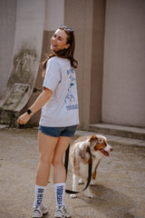 Hundebesitzer trägt Go Fetch Yourself T-Shirt bei Gassirunde – nachhaltige Mode – oversized, stylisch & comfy – Hej Nika