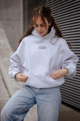 Hundebesitzer trägt Weekend Plans Pullover in Grau beim Spaziergang – nachhaltige Mode – Hej Nika