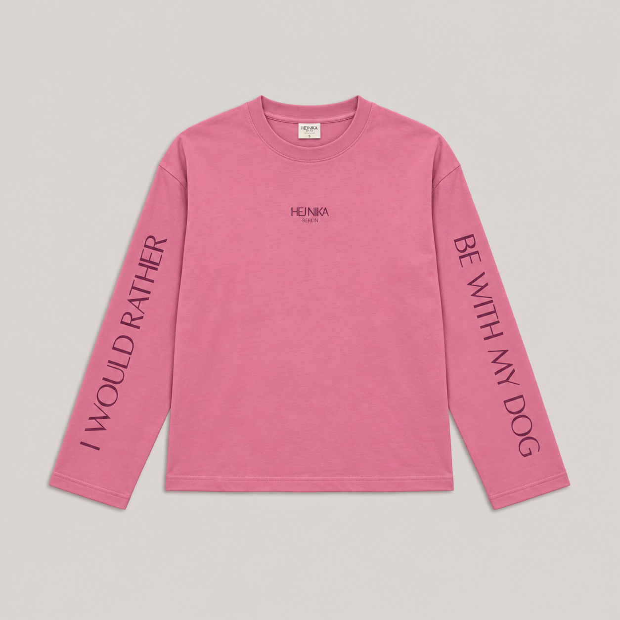 Longsleeve für Hundebesitzer in Rose mit dem Print "I would rather be with my dog" auf den Armen. Hej Nika Logo Print auf der Brust. Der Print ist als Akzent in Burgund. 100% Bio-Baumwolle und gefertigt in Portugal. Designed in Berlin von Hej Nika.