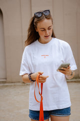 Hej Nika T-Shirt für Hundebesitzer aus Bio-Baumwolle getragen an einem sommerlichen Tag beim Spaziergang – nachhaltig, fair & oversized 