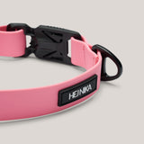 Detailansicht des hochwertigen Hej Nika Logos auf dem wasserfesten BioThane Gurtband in Rosa.