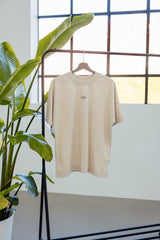 Hej Nika COFFE&DOGS T-Shirt für Hundebesitzer hängt am Kleiderbügel an einer Kleiderstange bei Studiolicht – stylisch, nachhaltig & statemnt