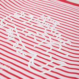 Nahaufnahme der weißen Rücken-Illustration auf dem rosa-rot gestreiften Stoff: Hund, der sich den Bauch kraulen lässt, mit Schriftzug „Belly Rubs“.