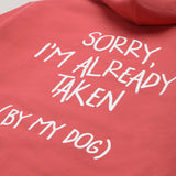 Nahaufnahme des weißen Text-Prints auf der Rückseite der roten Sweatjacke: „SORRY, I'M ALREADY TAKEN (BY MY DOG)“. Hej Nika.
