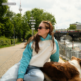 Hej Nika Hoodie in Creme und Türkis im Lifestyle-Look mit Hund