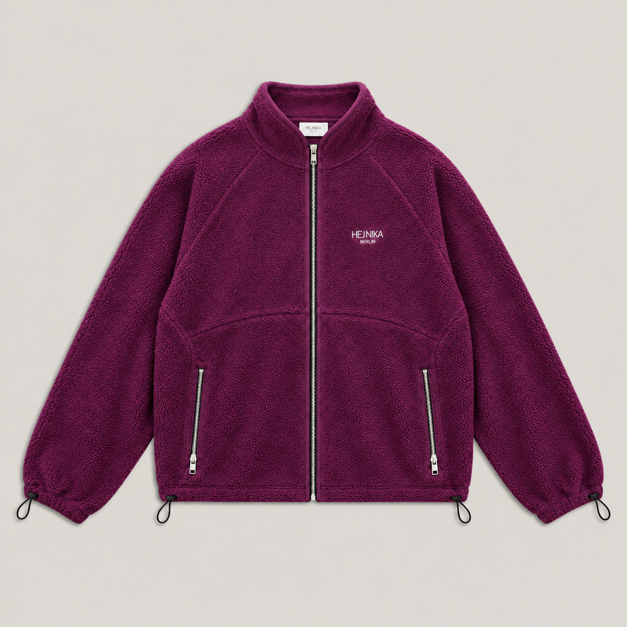 Hej Nika Fleecejacke in Burgund mit Hej Nika Logo Stick auf der Brust. Oversized Fit. 100% Baumwolle. Gefertigt in Portugal. 