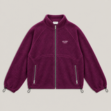 Hej Nika Fleecejacke in Burgund mit Hej Nika Logo Stick auf der Brust. Oversized Fit. 100% Baumwolle. Gefertigt in Portugal. 