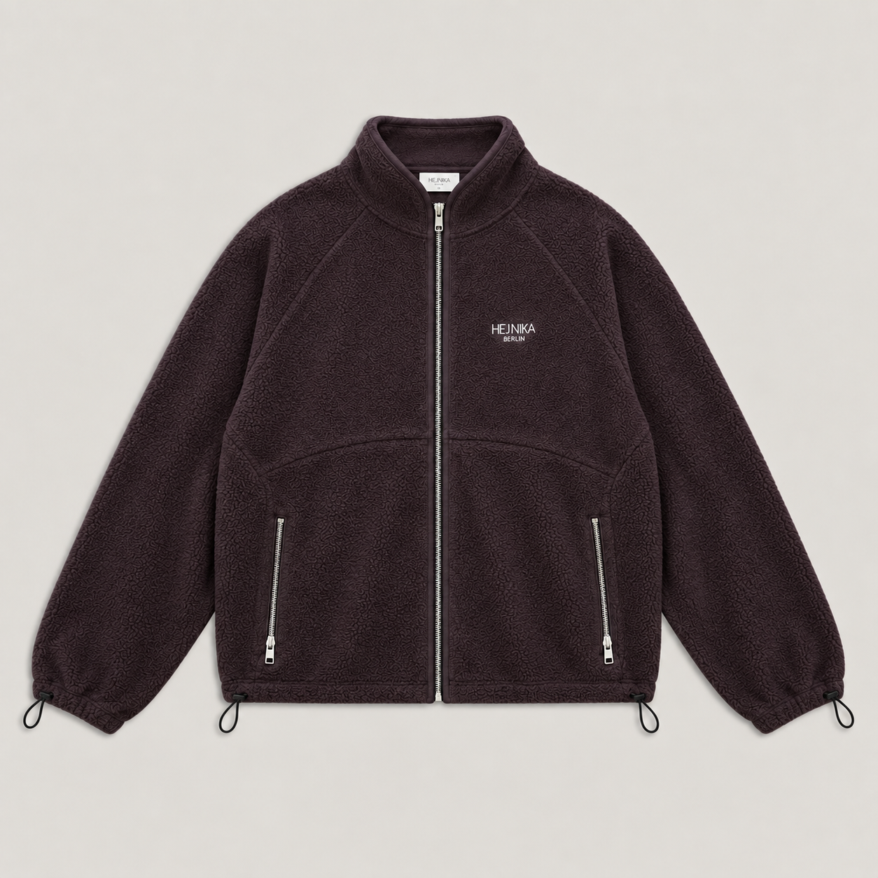 Hej Nika Fleecejacke "VARM" in Braun. Produziert in Portugal. Gefertigt aus 100% Bio-Baumwolle. Kuschelig, warm & oversized. Ideal für jede Gassirunde.