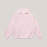 Vorderansicht des Oversized Hoodies in Rosa mit kleinem roten Hej Nika Logo auf der Brust und Kängurutasche.