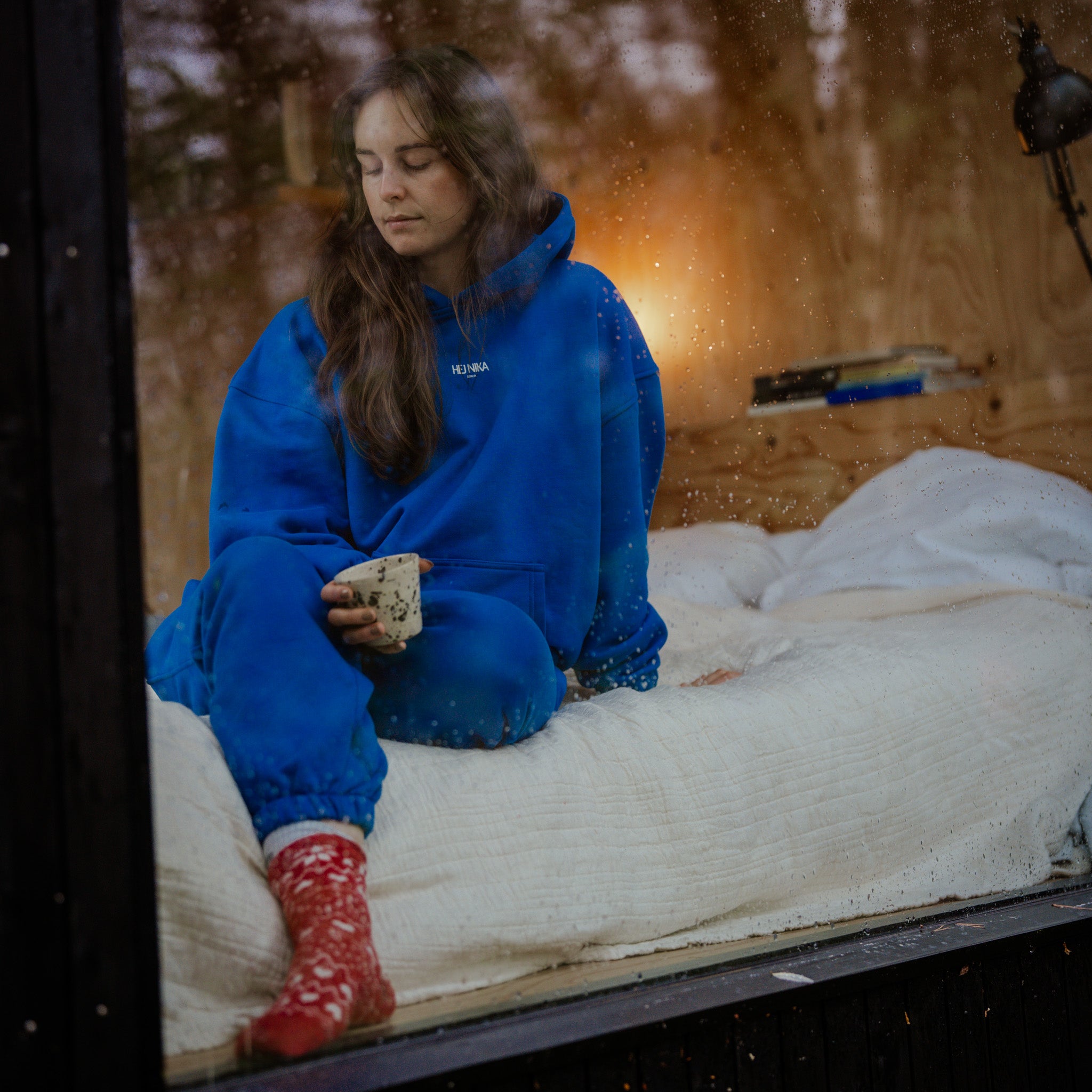 "Girls Just Wanna" Pullover für Hundebesitzer cozy auf dem Sofa im Winter – kuschelig, oversized & nachhaltig – Hej Nika 