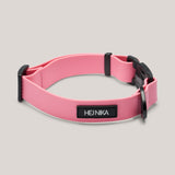 Pinkes BioThane Halsband von Hej Nika mit schwarzem Marken-Label und robuster Hardware. Verstellbar, robust und pflegeleicht.