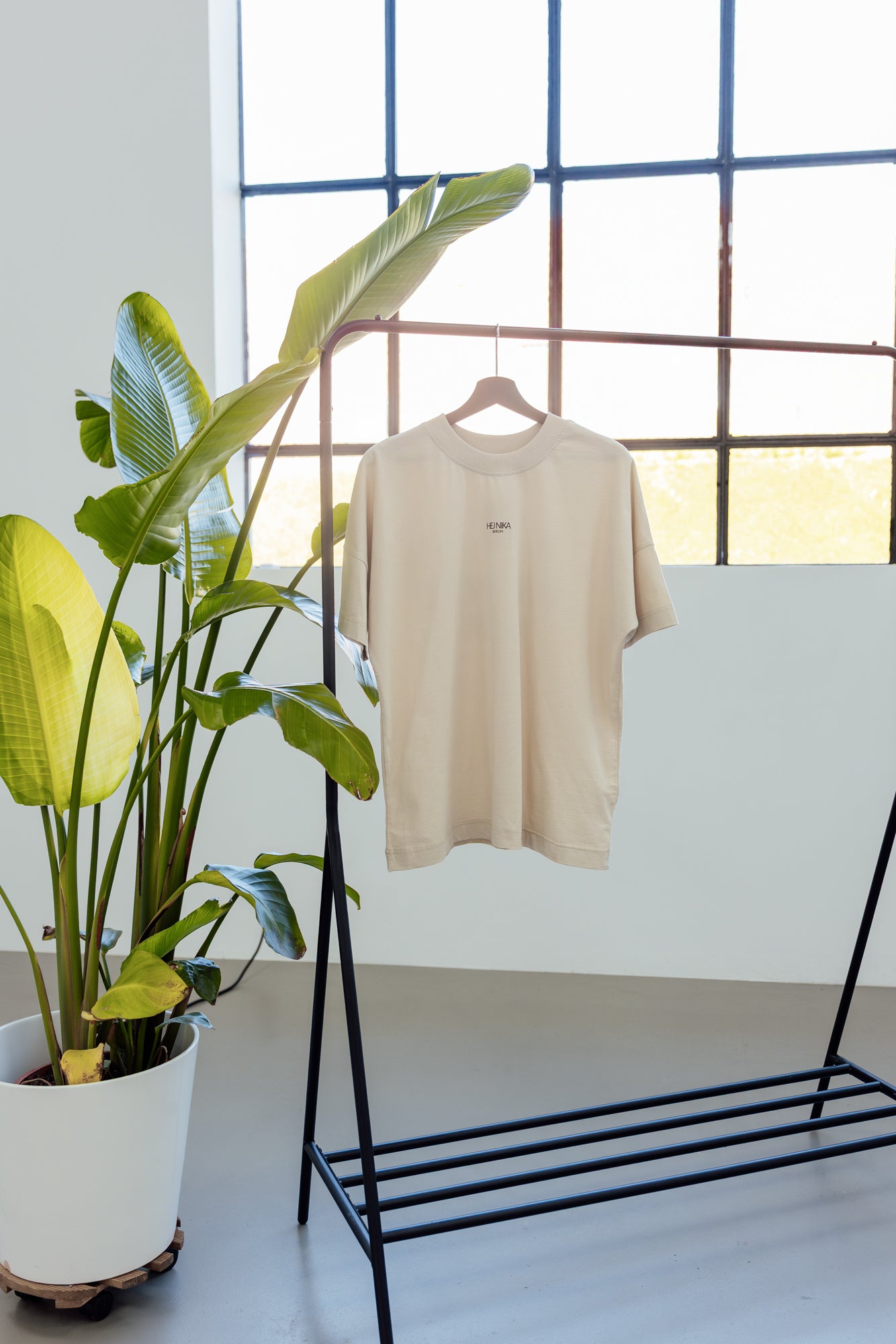 Setaufnahme: COFFEE & DOGS T-Shirt in hellem Atelierlicht – hochwertige Qualität – Hej Nika