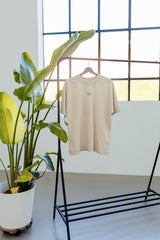 Setaufnahme: COFFEE & DOGS T-Shirt in hellem Atelierlicht – hochwertige Qualität – Hej Nika