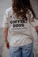 Hundebesitzer trägt COFFEE & DOGS T-Shirt bei Gassirunde – leichter Sommerlook – Hej Nika