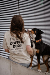 Hundebesitzer kniet neben Hund im COFFEE & DOGS T-Shirt – harmonisches Lifestylefoto – Hej Nika