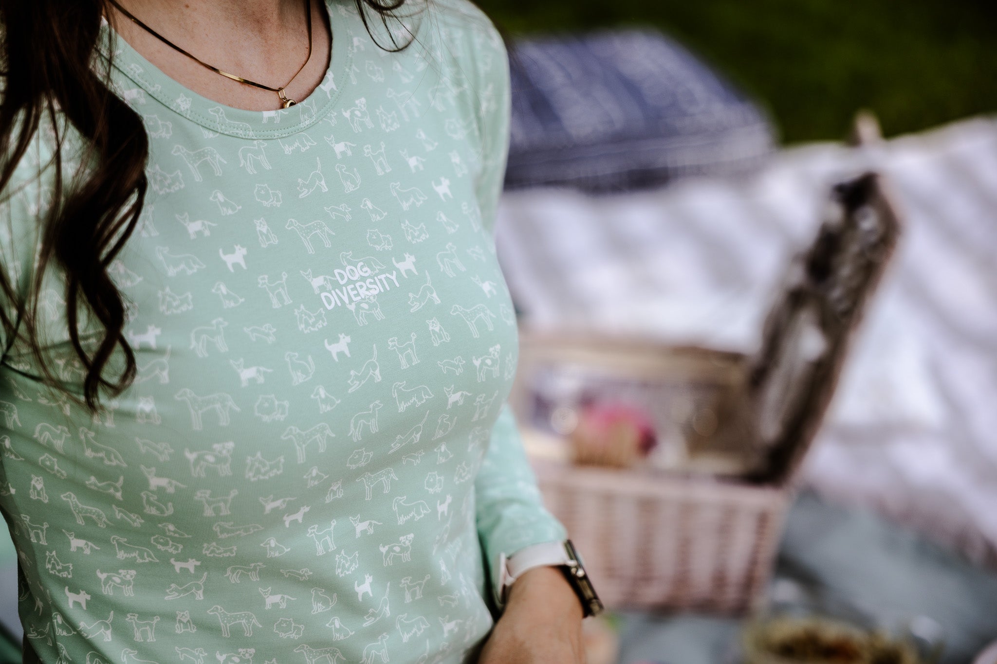 Detailaufnahme des Dog Diversity Pyjama Oberteils – handgezeichneter Hunde-Print mit vielen Hunderassen – Hej Nika