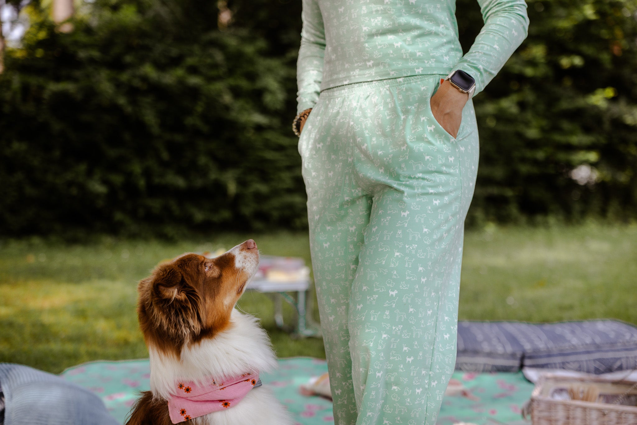 Hundebesitzer trägt Dog Diversity Pyjama Pants auf dem Sofa – gemütlicher Pyjama für Hundeliebhaber – Hej Nika