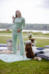 Dog Diversity Pyjama Pants in Soft Mint im Alltag getragen – Pyjama für Hundebesitzer mit Hunde-Alloverprint – Hej Nika