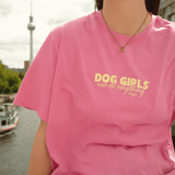 Detailansicht des pinken Hej Nika T-Shirts mit gelbem „Dog Girls Can Do Anything“-Schriftzug auf der Brust