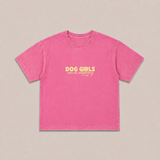 Pinkfarbenes Hej Nika T-Shirt im Vintage-Wash mit gelbem „Dog Girls Can Do Anything“-Print auf der Vorderseite