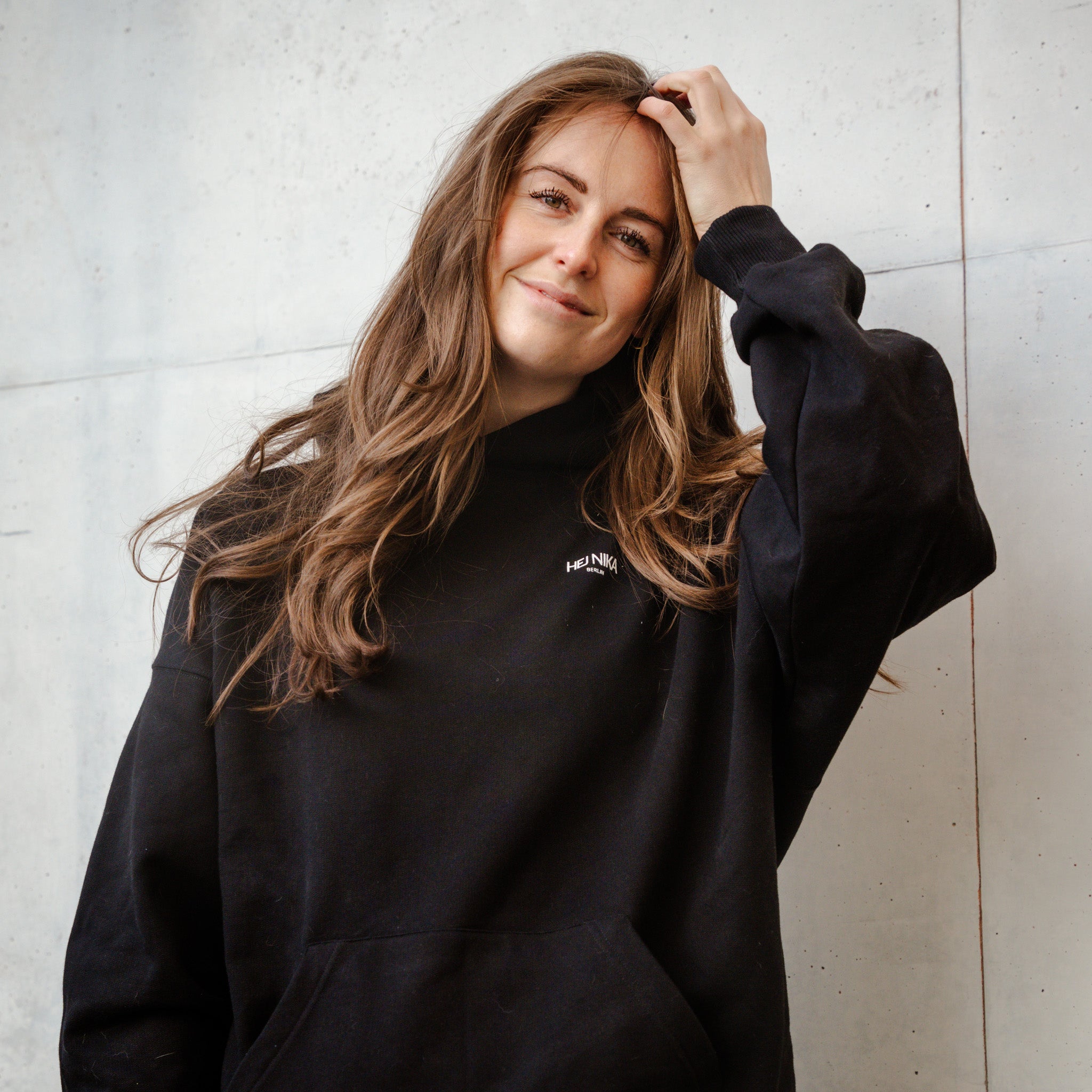 Hundebesitzer mit dem Gassi Club Pullover beim Spaziergang – stylisch & nachhaltig – Hej Nika – cozy streetwear