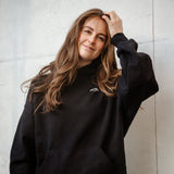 Hundebesitzer mit dem Gassi Club Pullover beim Spaziergang – stylisch & nachhaltig – Hej Nika – cozy streetwear