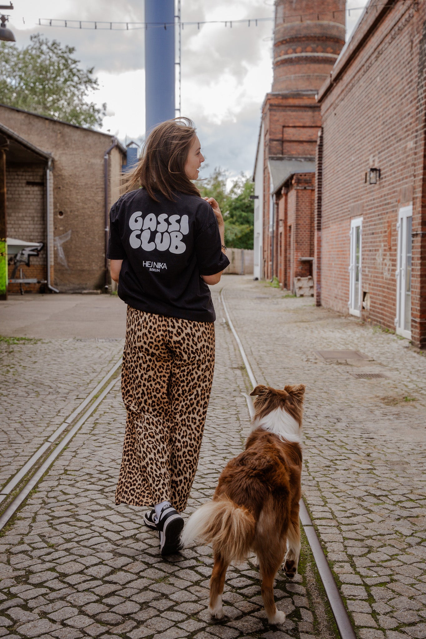 Gassi Club T-Shirt in Washed Black im Alltag getragen – lässiger Look für Hundebesitzer – Hej Nika