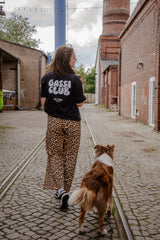 Gassi Club T-Shirt in Washed Black im Alltag getragen – lässiger Look für Hundebesitzer – Hej Nika