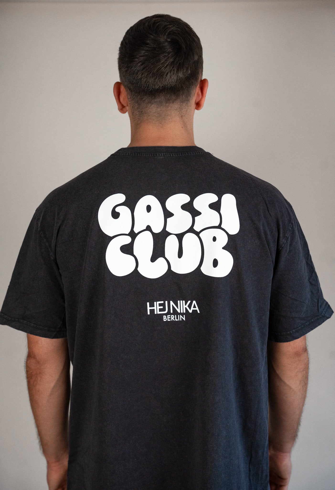 Hej Nika "GASSI CLUB" T-Shirt für Hundebesitzer mit hochwertigem Backprint in weiß – stylisch, nachhaltig & fair – 100% Baumwolle