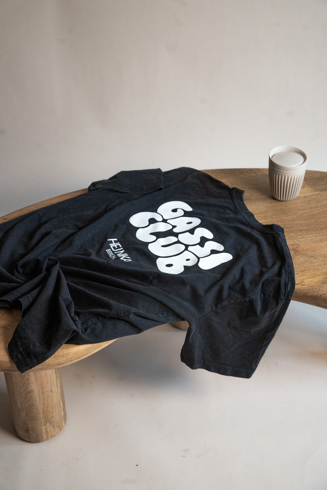 Gefaltetes Gassi Club T-Shirt in Washed Black – oversized Lieblingsshirt für Hundebesitzer – Hej Nika