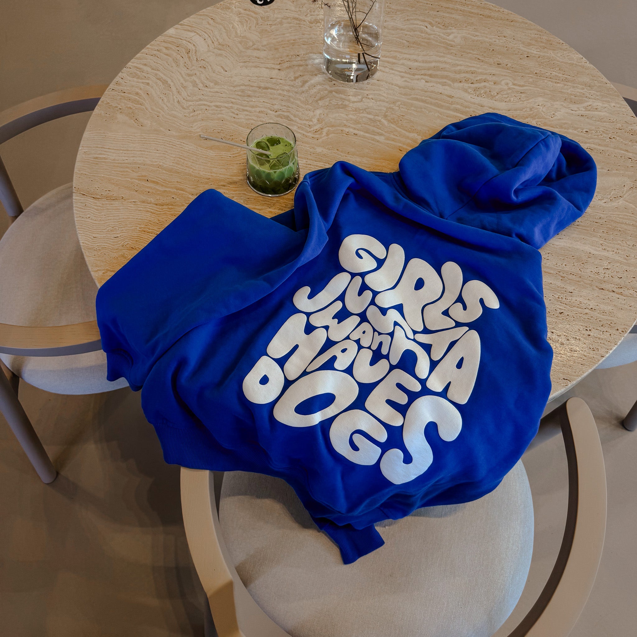 Detail des 3D Prints auf dem Girls Just Wanna Pullover – hochwertiger Statement-Backprint – Hej Nika - für Hundebesitzer