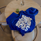 Detail des 3D Prints auf dem Girls Just Wanna Pullover – hochwertiger Statement-Backprint – Hej Nika - für Hundebesitzer