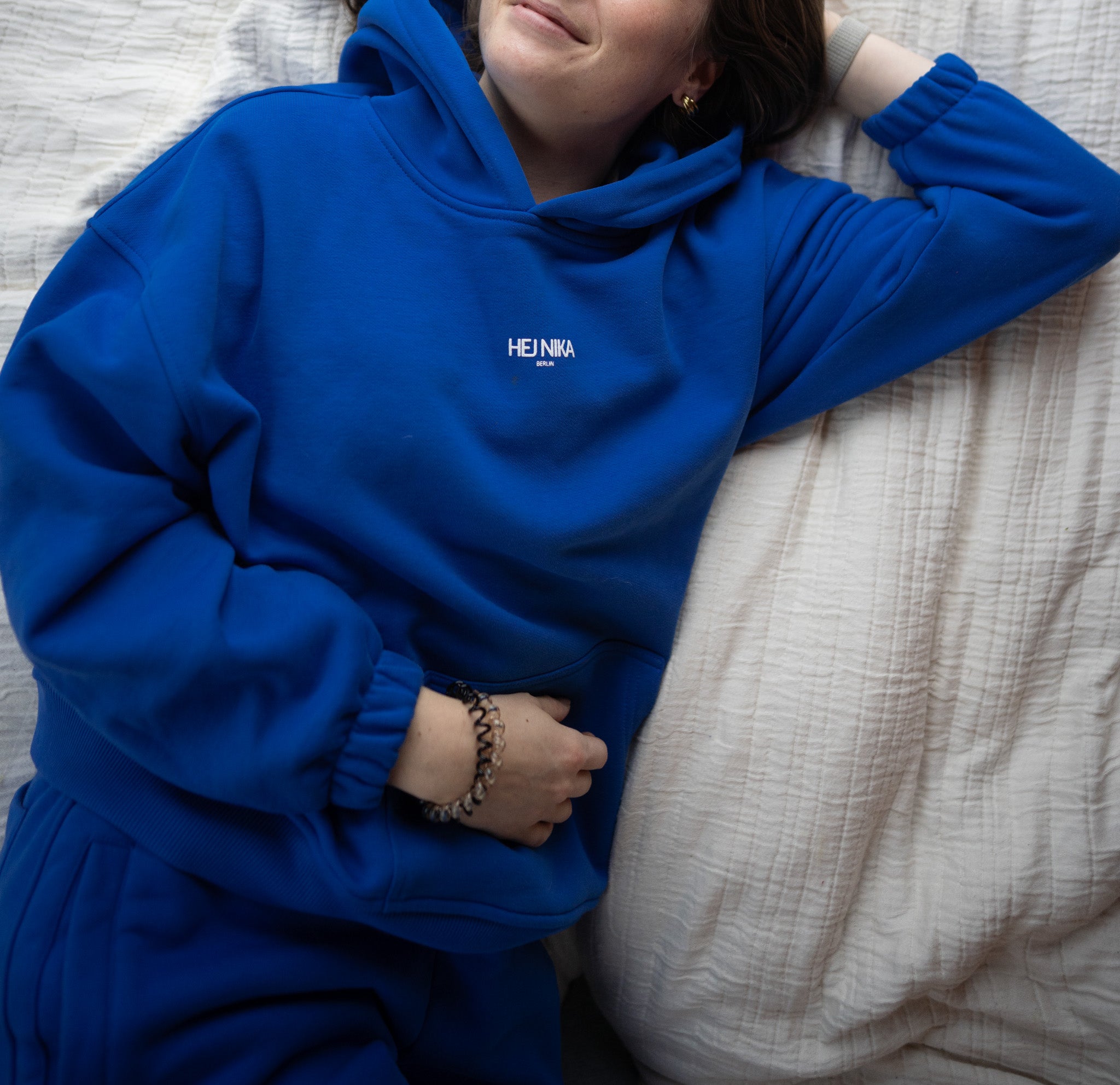 Pullover für Hundebesitzer getragen von bei einem cozy Aben zuhause auf dem Sofa – Hej Nika – oversized Pullover für alle Hundebesitzer