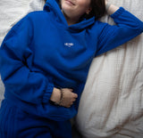 Pullover für Hundebesitzer getragen von bei einem cozy Aben zuhause auf dem Sofa – Hej Nika – oversized Pullover für alle Hundebesitzer