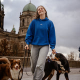 Girls Just Wanna Pullover in Blau beim abendlichen Gassi getragen – oversized Hoodie-Style für Hundebesitzer – Hej Nik