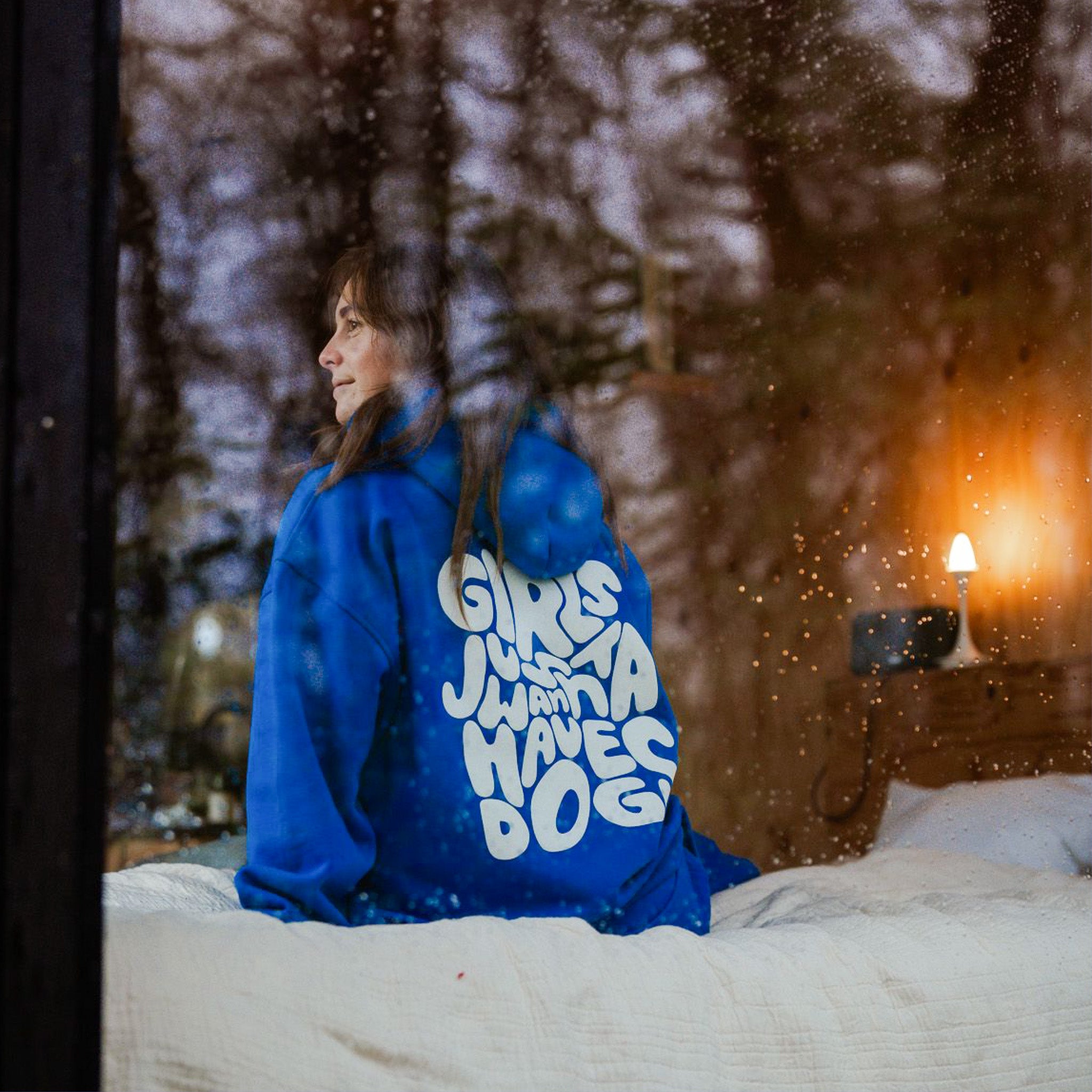 Hej Nika "Just Wanna Girls" Pullover für Hundebesitzer getragen von Hundbesitzerin auf dem Sofa bei einem cozy Abend 