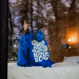 Hej Nika "Just Wanna Girls" Pullover für Hundebesitzer getragen von Hundbesitzerin auf dem Sofa bei einem cozy Abend 