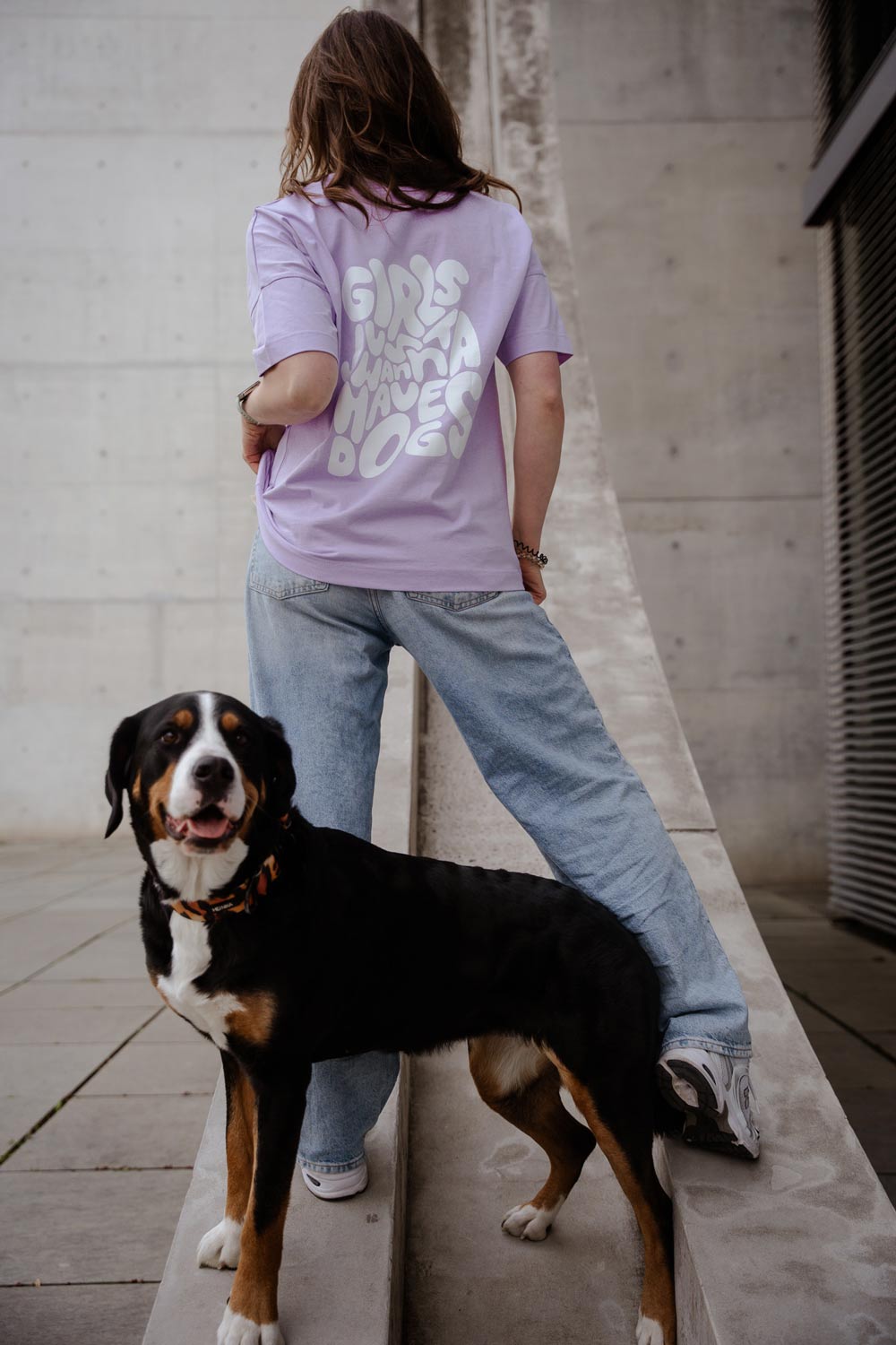 Hundebesitzer trägt Girls Just Wanna T-Shirt in Lavendel bei Gassi – frühlingshafter Oversized Look – Hej Nika