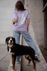 Hundebesitzer trägt Girls Just Wanna T-Shirt in Lavendel bei Gassi – frühlingshafter Oversized Look – Hej Nika