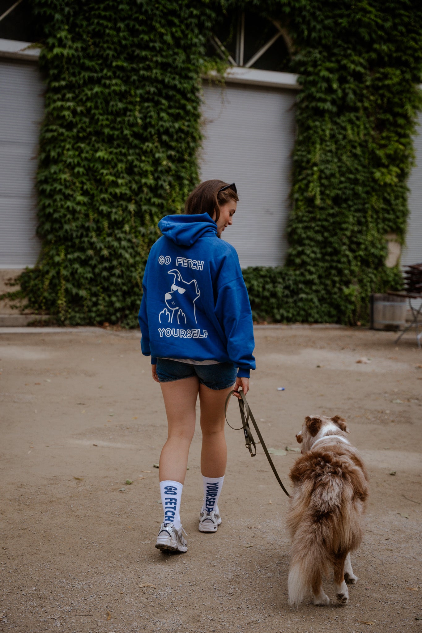 Backprint ‚Go Fetch Yourself‘ sichtbar beim Spaziergang mit Hund – oversized Pullover für Hundebesitzer – Hej Nika