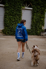 Backprint ‚Go Fetch Yourself‘ sichtbar beim Spaziergang mit Hund – oversized Pullover für Hundebesitzer – Hej Nika