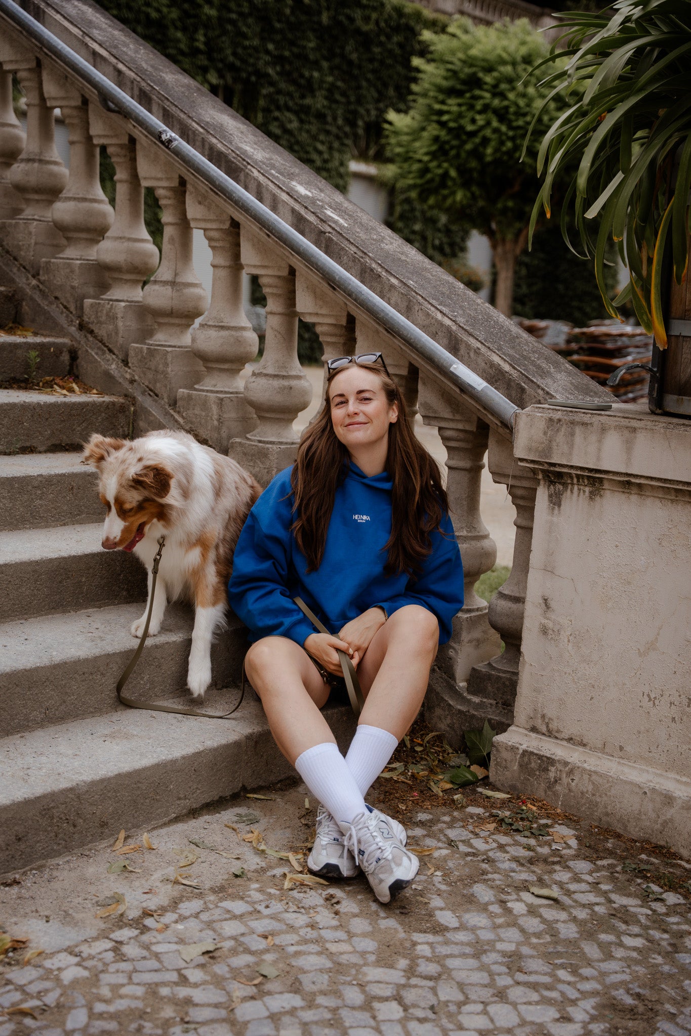 Hundebesitzer trägt Go Fetch Yourself Pullover bei Gassirunde in der Stadt – nachhaltige Mode für Hundebesitzer – Hej Nika