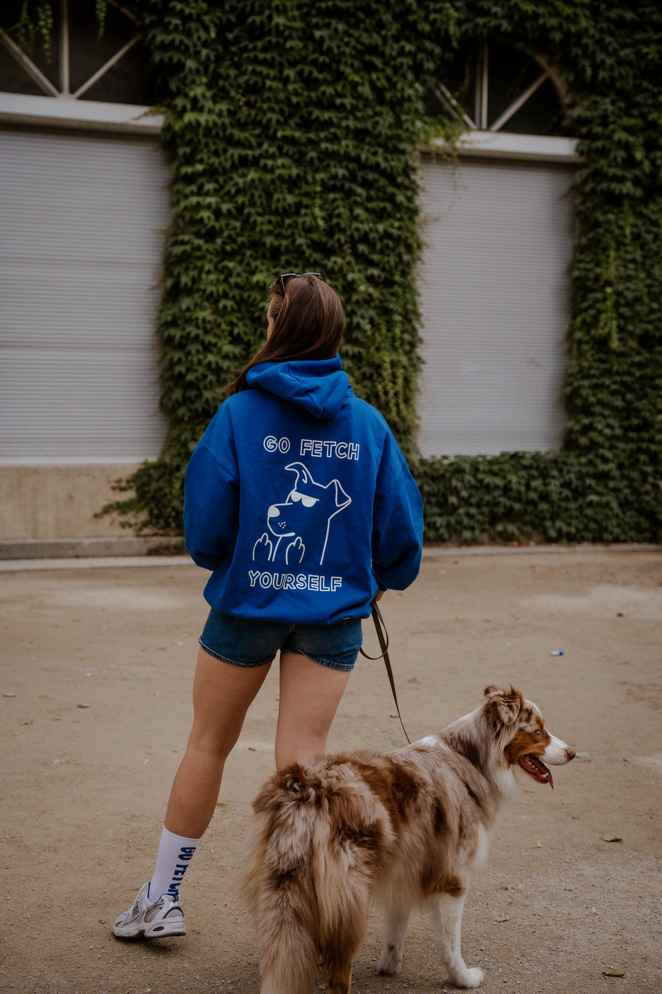 Hundebesitzer mit Go Fetch Yourself Pullover – nachhaltiger, oversized Sweater für Gassirunden – Hej Nika