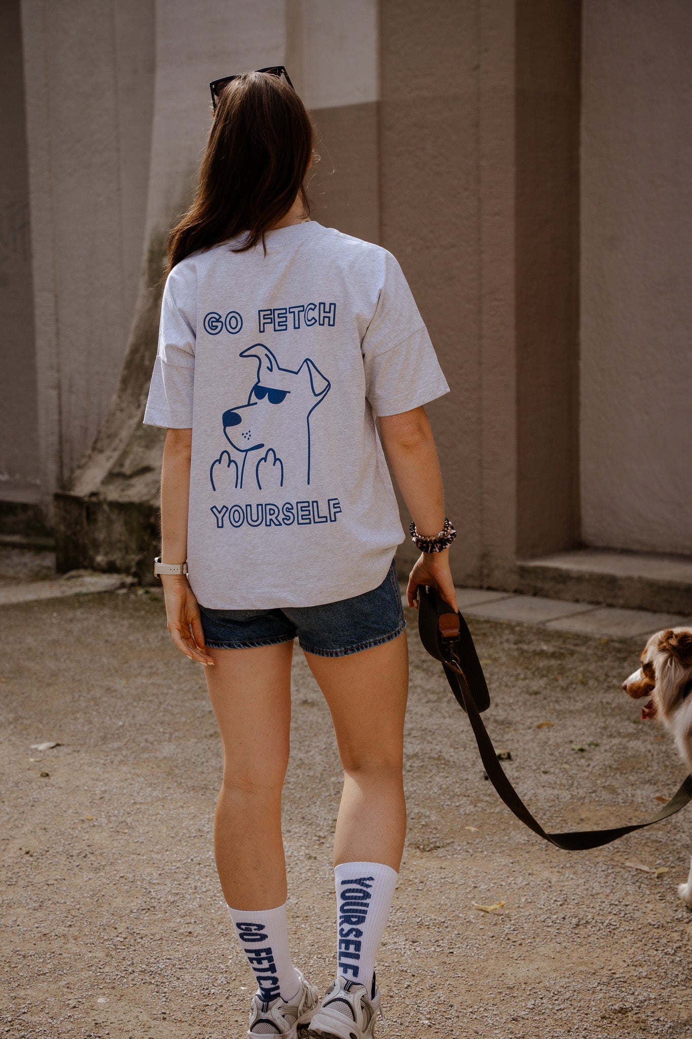 Hundebesitzer trägt Go Fetch Yourself T-Shirt bei Gassirunde – nachhaltige Mode – Hej Nika